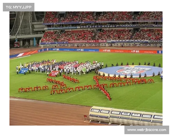 武汉汉超联赛闭幕，市民闵晏清老球票成历史见证