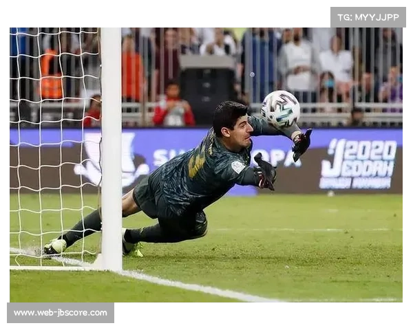 库尔图瓦多次关键扑救力保零封，展现皇马门神定海神针作用